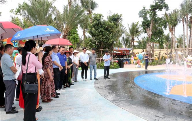 Đoàn khảo sát sản phẩm du lịch Sunworld Hà Nam. Ảnh: Nguyễn Chinh - TTXVN