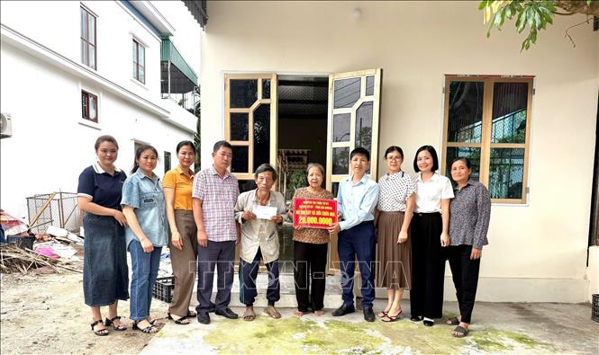 Trao kinh phí hỗ trợ xây nhà mới cho cựu TNXP Nguyễn Văn Thỏ, sinh năm 1948, thuộc hộ nghèo ở xã Tứ Kỳ, thành phố Hải Phòng. Ảnh: TTXVN phát