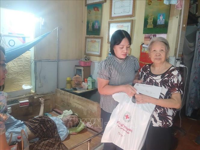 Tặng quà cho cựu TNXP Trần Thị Loan, phường Thành Đông, thành phố Hải Phòng. Ảnh: Mạnh Minh - TTXVN