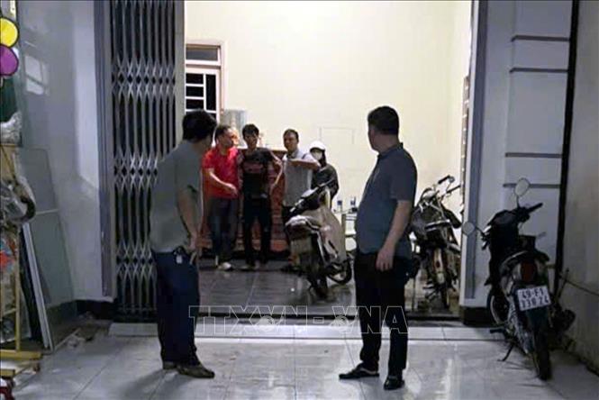 Lực lượng chức năng khống chế thành công đối tượng Nguyễn Văn Nhân. Ảnh: TTXVN phát