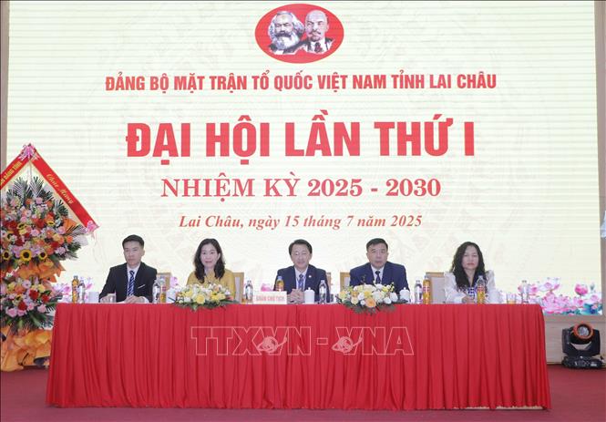 Đoàn Chủ tịch điều hành Đại hội. Ảnh: Nguyễn Oanh-TTXVN.