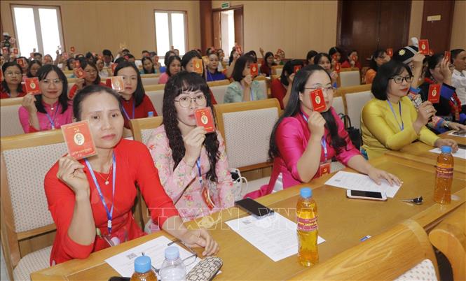 Các đại biểu biểu quyết thông qua chương trình đại hội. Ảnh: Nguyễn Oanh-TTXVN.