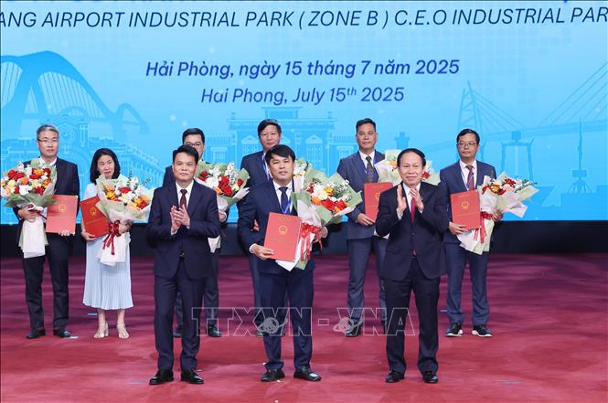 Lãnh đạo thành phố Hải Phòng trao giấy chứng nhận đăng ký hợp tác đầu tư cho đại diện doanh nghiệp. Ảnh: Lâm Khánh – TTXVN