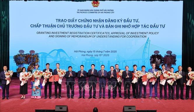 Chủ tịch nước Lương Cường cùng lãnh đạo Đảng, Nhà nước với đại diện các doanh nghiệp đăng ký đầu tư vào Hải Phòng. Ảnh: Lâm Khánh – TTXVN