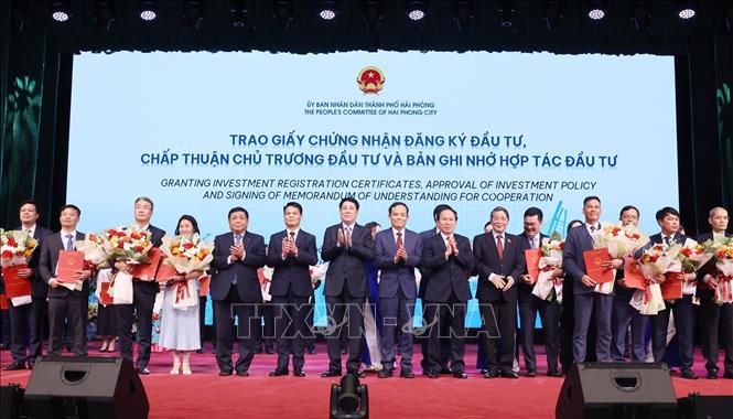 Chủ tịch nước Lương Cường cùng lãnh đạo Đảng, Nhà nước với đại diện các doanh nghiệp đăng ký đầu tư vào Hải Phòng. Ảnh: Lâm Khánh – TTXVN