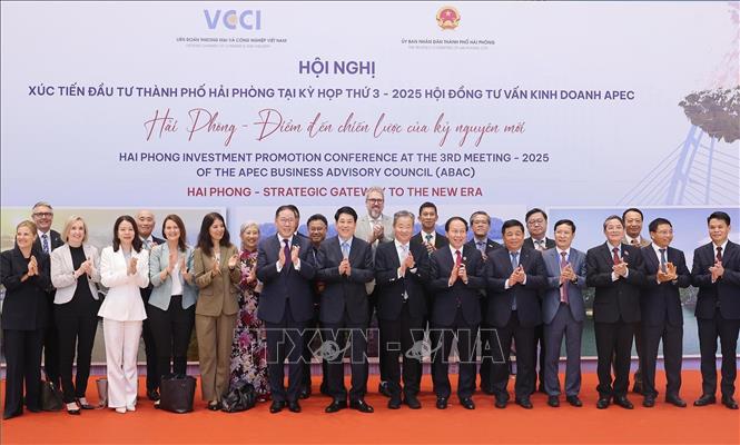 Chủ tịch nước Lương Cường với các đại biểu dự Hội nghị xúc tiến đầu tư “Hải Phòng - điểm đến chiến lược của kỷ nguyên mới” tại thành phố Hải Phòng. Ảnh: Lâm Khánh – TTXVN
