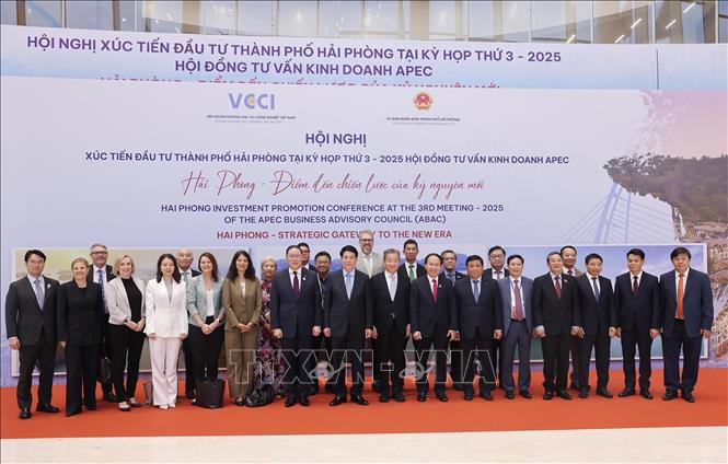 Chủ tịch nước Lương Cường với các đại biểu dự Hội nghị xúc tiến đầu tư “Hải Phòng - điểm đến chiến lược của kỷ nguyên mới” tại thành phố Hải Phòng. Ảnh: Lâm Khánh – TTXVN
