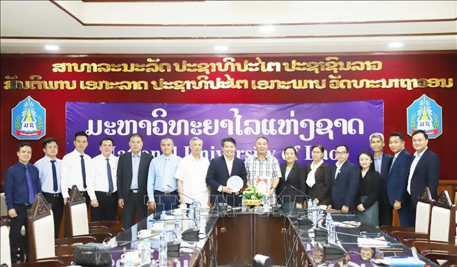 Lãnh đạo Trường Đại học Quốc gia Lào chụp ảnh lưu niệm với Đoàn đại biểu Trường Đại học Tài chính-Ngân hàng Hà Nội (FBU). Ảnh: Xuân Tú - PV TTXVN tại Lào