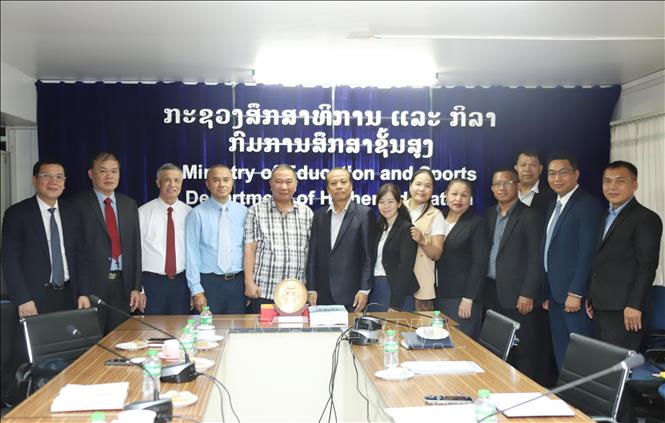 Lãnh đạo Vụ Giáo dục đại học, Bộ Giáo dục và Thể thao Lào chụp ảnh lưu niệm với Đoàn đại biểu Trường Đại học Tài chính-Ngân hàng Hà Nội (FBU). Ảnh: Xuân Tú - PV TTXVN tại Lào