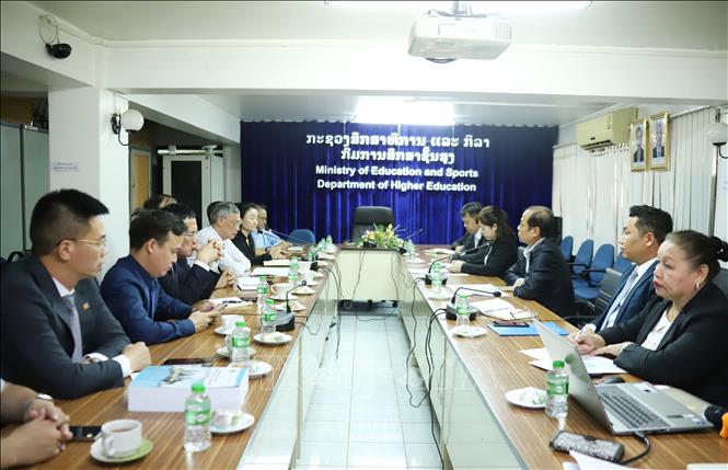 Đoàn đại biểu Trường Đại học Tài chính-Ngân hàng Hà Nội (FBU) làm việc với Vụ Giáo dục đại học, Bộ Giáo dục và Thể thao Lào. Ảnh: Xuân Tú - PV TTXVN tại Lào