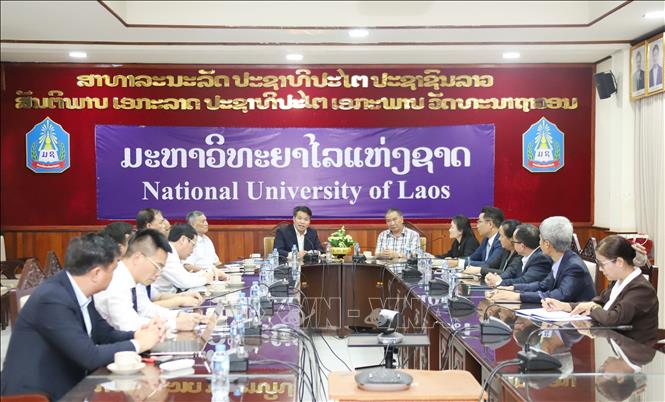 Đoàn đại biểu Trường Đại học Tài chính-Ngân hàng Hà Nội (FBU) làm việc với Trường Đại học Quốc gia Lào. Ảnh: Xuân Tú - PV TTXVN tại Lào