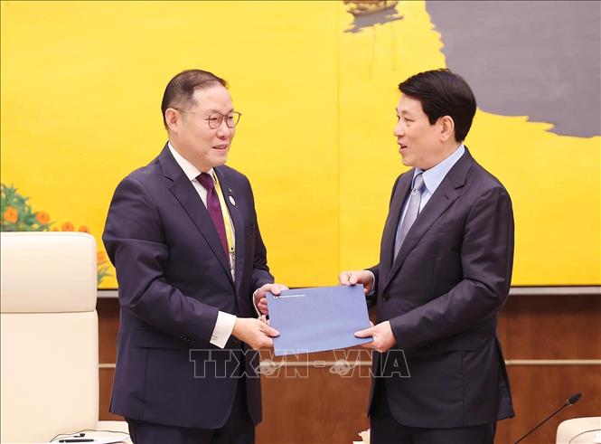 Chủ tịch Hội đồng Tư vấn kinh doanh APEC 2025 Hyun Sang Cho trao Thư mời Chủ tịch nước Lương Cường phát biểu tại APEC CEO Summit 2025 tại Hàn Quốc Ảnh: Lâm Khánh – TTXVN