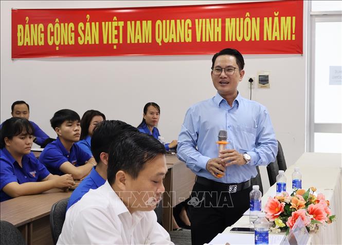 Ông Lê Hòa Nhã – Phó Tổng Giám đốc Quỹ Đầu tư khởi nghiệp sáng tạo FUNDGO trả lời thắc mắc của các bạn trẻ. Ảnh: Ánh Tuyết - TTXVN