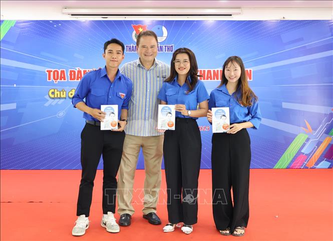 Ông Trần Sĩ Chương - Chuyên gia Kinh tế và chiến lược phát triển doanh nghiệp tặng sách cho các bạn trẻ. Ảnh: Ánh Tuyết - TTXVN