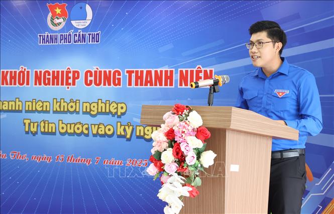 Anh Nguyễn Hữu Nghĩa, Phó Bí Thư Thành Đoàn nêu tầm quan trọng của việc trang bị kiến thức, kinh nghiệm đối với các bạn trẻ khởi nghiệp. Ảnh: Ánh Tuyết - TTXVN