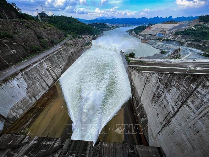 Nước lớn dồn dập đổ về phí hạ lưu trong chiều ngày 15/7 thủy điện Hòa Bình mở tiếp cửa xả đáy thứ 2. Ảnh: Trọng Đạt-TTXVN
