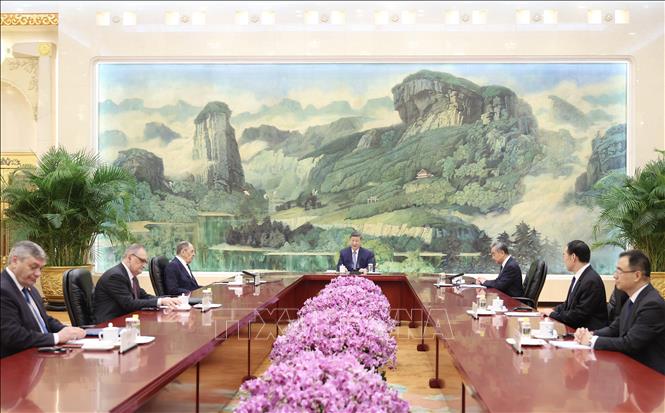 Chủ tịch Trung Quốc Tập Cận Bình (giữa) trong cuộc gặp Ngoại trưởng Nga Sergey Lavrov (thứ 3, trái) ở Bắc Kinh ngày 15/7/2025. Ảnh: THX/TTXVN