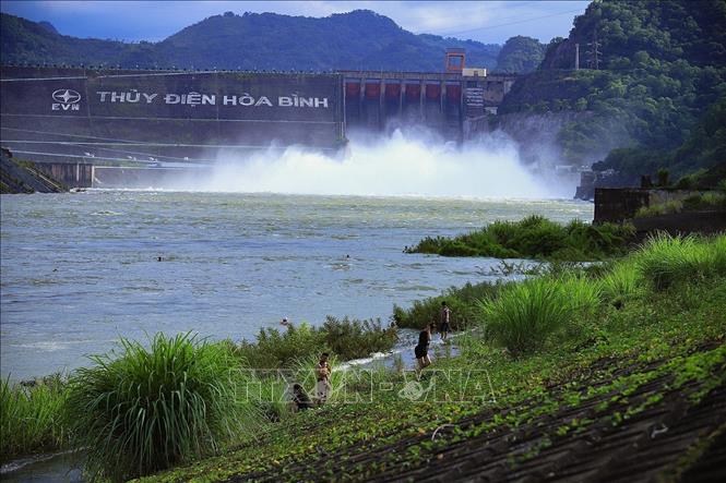 Thủy điện Hòa Bình mở tiếp cửa xả đáy thứ 2. Ảnh: Trọng Đạt-TTXVN 