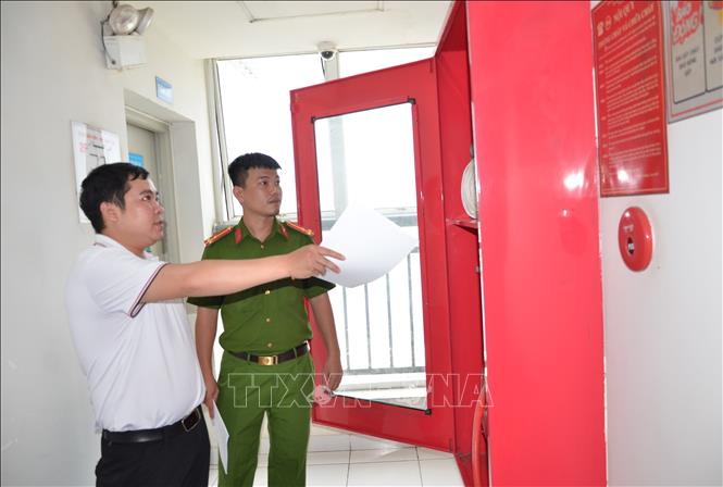 Ban quản lý chung cư Felix Homes phối Công an phường kiểm tra hệ thống phòng cháy, chữa cháy. Ảnh: Linh Sơn-TTXVN
