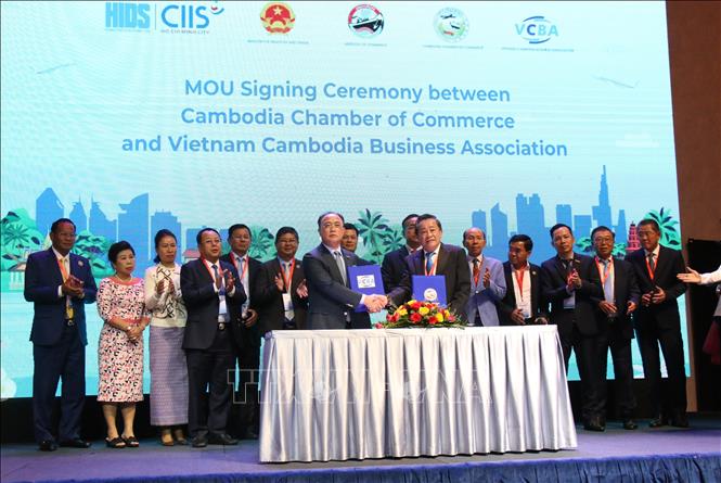 Lễ ký kết giữa phòng Thương mại Campuchia (CCC) và Hiệp hội Doanh nghiệp Việt Nam - Campuchia (VCBA). Ảnh: Thu Hương - TTXVN