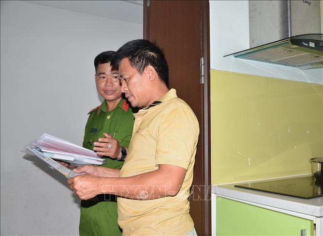 Công an phát tờ rơi quy định an toàn phòng cháy, chữa cho cư dân chung cư Felix Homes. Ảnh: Linh Sơn-TTXVN