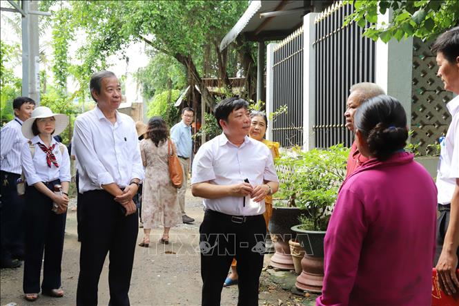 Đoàn giám sát tuyên truyền kiến thức phòng, chống sốt xuất huyết đến người dân. Ảnh: Đinh Hằng - TTXVN
