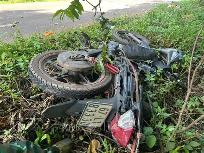 Hiện trường vụ tai nạn, xe mô tô bị hư hỏng nặng. Ảnh: TTXVN phát