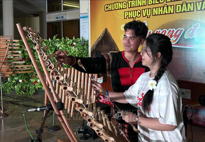 Sinh viên Việt Nam ở nước ngoài trải nghiệm nhạc cụ đàn T'rưng. Ảnh: Tường Quân – TTXVN