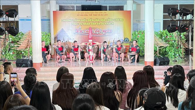 Thanh niên, sinh viên người Việt Nam ở nước ngoài xem biểu diễn cồng chiêng Tây Nguyên. Ảnh: Tường Quân – TTXVN