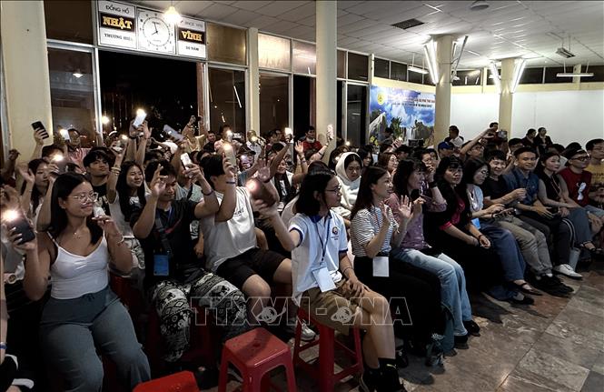 Thanh niên, sinh viên thích thú khi xem các nghệ nhân biểu diễn. Ảnh: Tường Quân – TTXVN