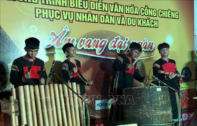 Các nghệ sỹ trẻ biểu diễn nhạc cụ của người đồng bào dân tộc thiểu số. Ảnh: Tường Quân – TTXVN
