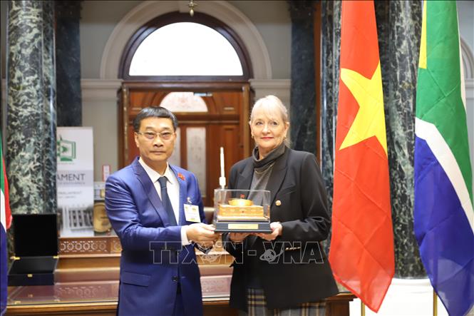 Phó Chủ tịch Quốc hội Vũ Hồng Thanh tặng quà lưu niệm là mô hình Nhà Quốc hội Việt Nam cho Phó Chủ tịch Hạ viện Nam Phi Annelie Lotriet. Ảnh: Hồng Minh - phóng viên TTXVN tại Nam Phi