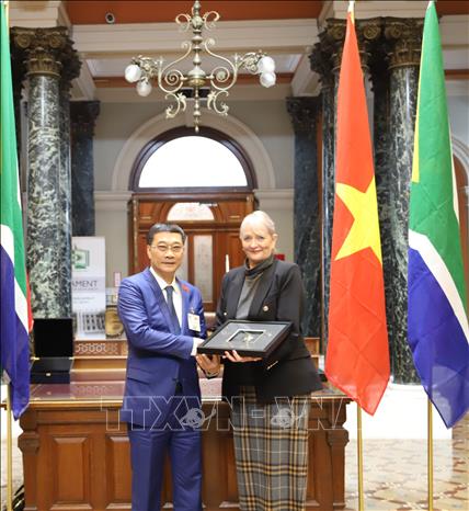 Phó Chủ tịch Hạ viện Nam Phi Annelie Lotriet tặng quà lưu niệm cho Phó Chủ tịch Quốc hội Vũ Hồng Thanh. Ảnh: Hồng Minh - phóng viên TTXVN tại Nam Phi