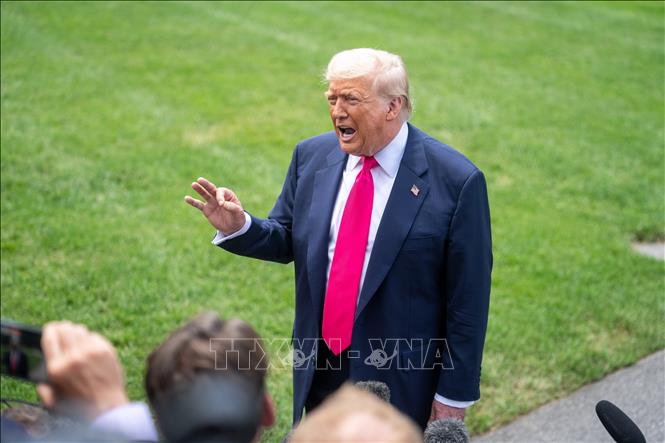 Tổng thống Mỹ Donald Trump trả lời phỏng vấn báo chí tại Nhà Trắng ngày 15/7/2025. Ảnh: THX/TTXVN