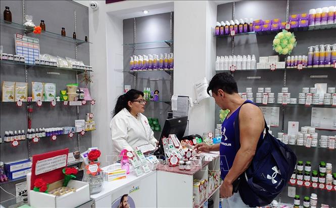 Khách hàng chọn mua dược phẩm trong một nhà thuốc tại thủ đô Mexico City, Mexico. Ảnh: Phi Hùng - PV TTXVN tại Mexico