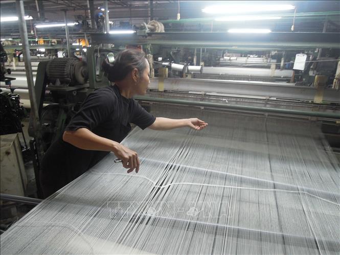 Weaving silk at Ha Bao silk textile Co. Ltd. VNA Photo: Kha Phạm