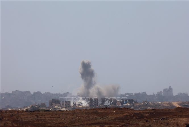 Khói bốc lên sau cuộc không kích của Israel xuống Dải Gaza ngày 13/7/2025. Ảnh: THX/TTXVN