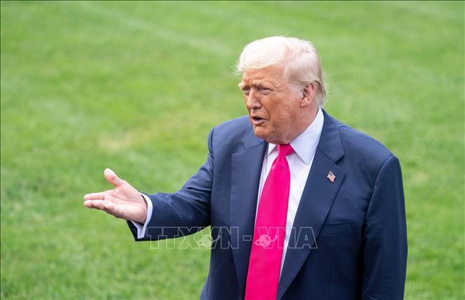Tổng thống Mỹ Donald Trump trả lời phỏng vấn báo chí tại Nhà Trắng ngày 15/7/2025. Ảnh: THX/TTXVN