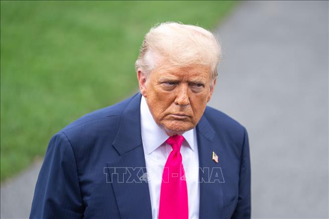 Tổng thống Mỹ Donald Trump trả lời phỏng vấn báo chí tại Nhà Trắng ngày 15/7/2025. Ảnh: THX/TTXVN