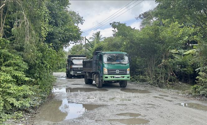 Xe tải chở đá quá tải trọng thường xuyên lưu thông qua Đường tỉnh 959. Ảnh: Thanh Sang - TTXVN