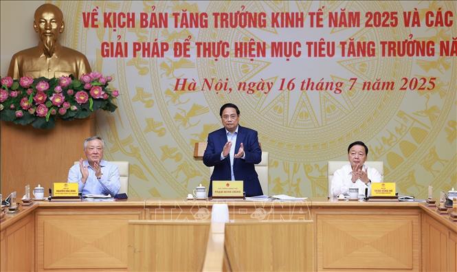 Thủ tướng Phạm Minh Chính chủ trì Hội nghị Chính phủ với địa phương về kịch bản tăng trưởng kinh tế năm 2025. Ảnh: Dương Giang-TTXVN 
