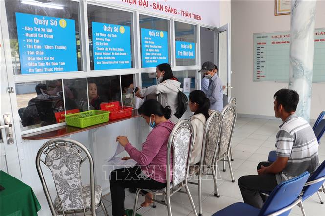 Người dân đến làm thủ tục tại Trung tâm phục vụ hành chính công xã Hiệp Đức (Đồng Tháp). Ảnh: Minh Trí - TTXVN