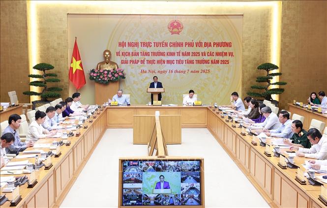 Thủ tướng Phạm Minh Chính chủ trì Hội nghị Chính phủ với địa phương về kịch bản tăng trưởng kinh tế năm 2025. Ảnh: Dương Giang-TTXVN 
