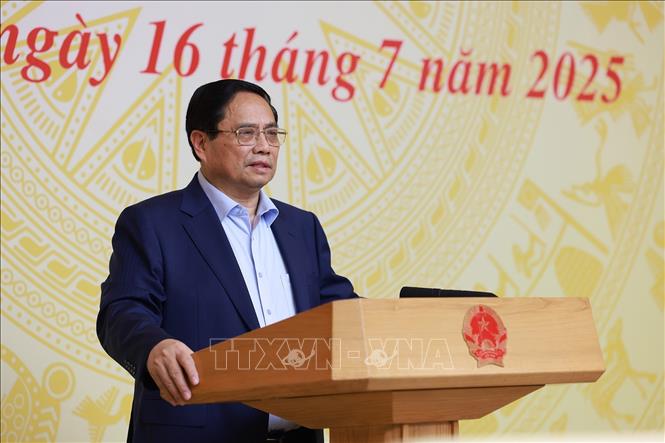 Thủ tướng Phạm Minh Chính chủ trì Hội nghị Chính phủ với địa phương về kịch bản tăng trưởng kinh tế năm 2025. Ảnh: Dương Giang-TTXVN 
