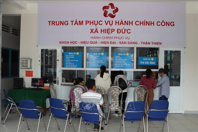 Người dân đến làm thủ tục tại Trung tâm phục vụ hành chính công xã Hiệp Đức (Đồng Tháp). Ảnh: Minh Trí - TTXVN
