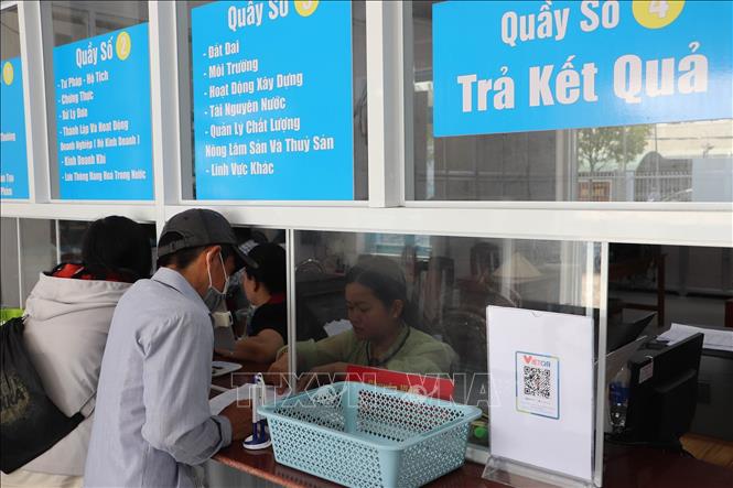 Người dân được nhân viên hướng dẫn tận tình. Ảnh: Minh Trí - TTXVN