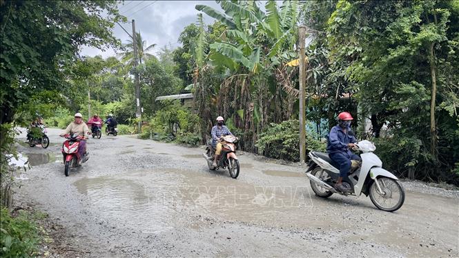 Đường tỉnh 959 bị hư hỏng khiến người dân gặp khó khăn khi lưu thông. Ảnh: Thanh Sang - TTXVN