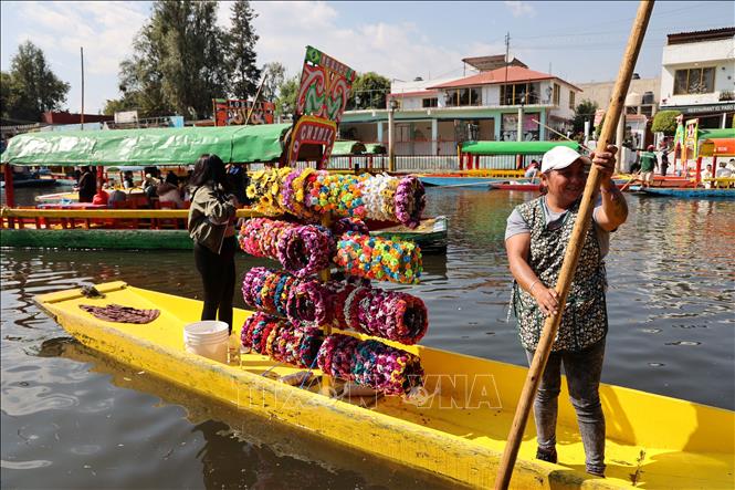 Thuyền bán đồ lưu niệm tại vùng ngập nước Xochimilco - khu vực sinh thái độc đáo nằm ở phía nam thủ đô Mexico City, nổi tiếng với hệ thống kênh rạch cổ xưa có từ văn minh Aztec cổ đại. Ảnh: Phi Hùng - PV TTXVN tại Mexico