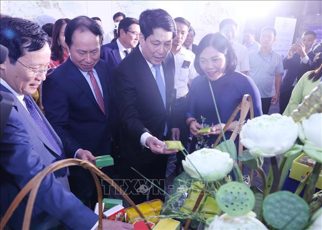 Chủ tịch nước Lương Cường và các đại biểu tham quan các gian trưng bày đặc sản của Hải Phòng bên lề Kỳ họp. Ảnh: Lâm Khánh – TTXVN