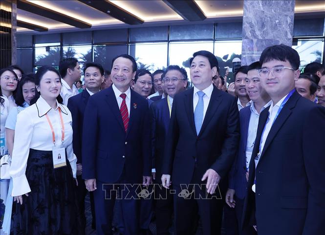 Chủ tịch nước Lương Cường và các đại biểu bên lề kỳ họp. Ảnh: Lâm Khánh – TTXVN
